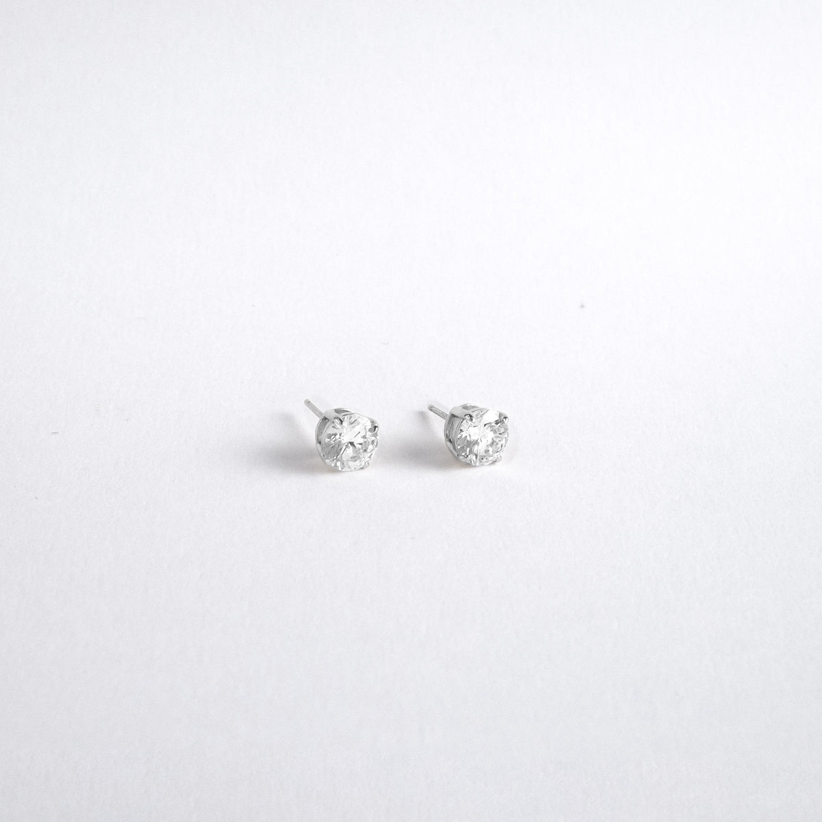 ROUND DIAMOND STUDS