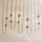 Collar con piedra natal inicial lateral