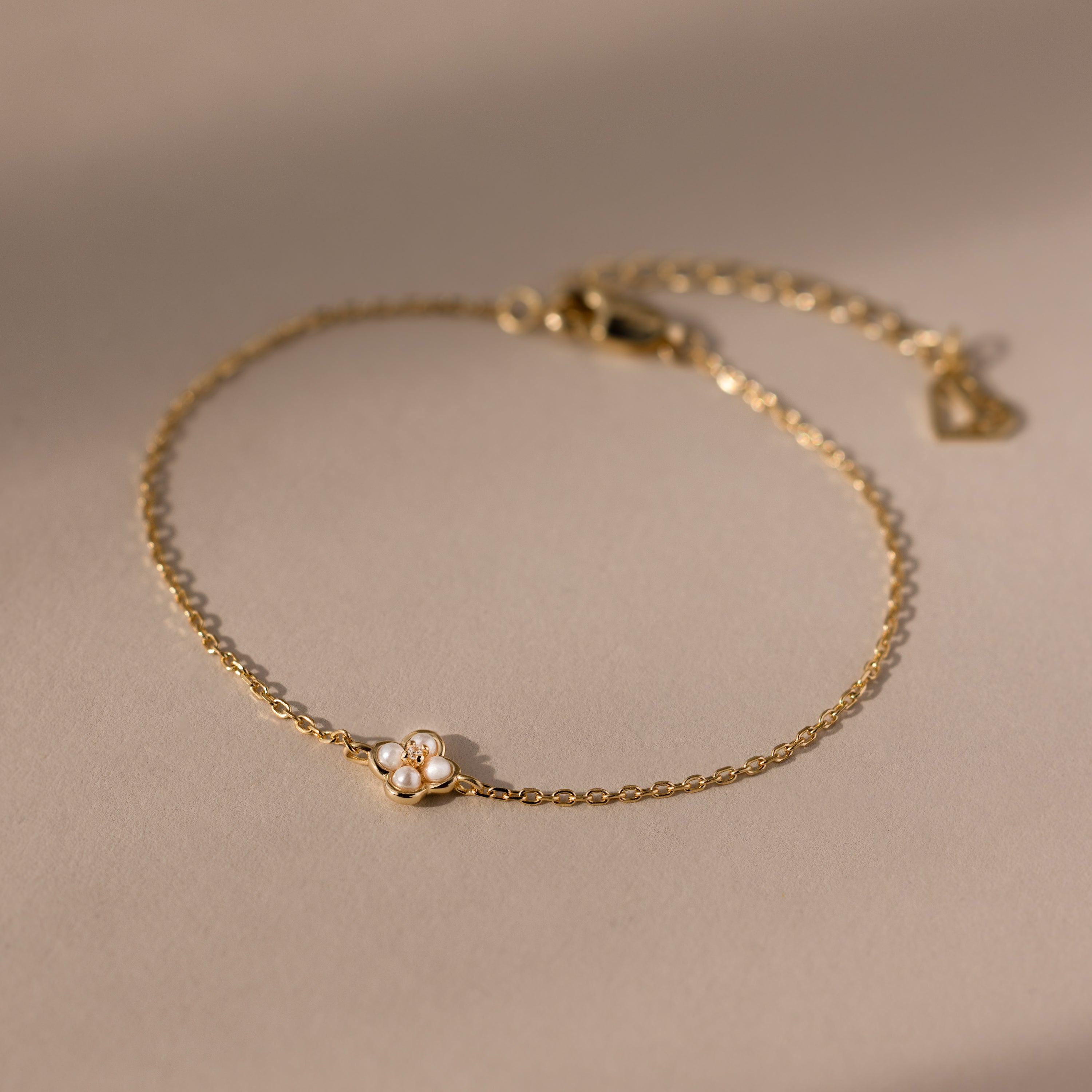 Rounded Flower Jewelry Set in 18K Gold