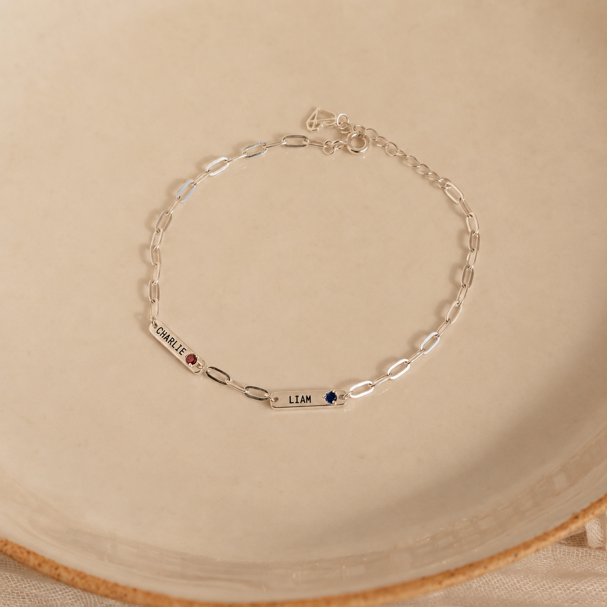 Pulsera con piedra de nacimiento con nombre pequeño