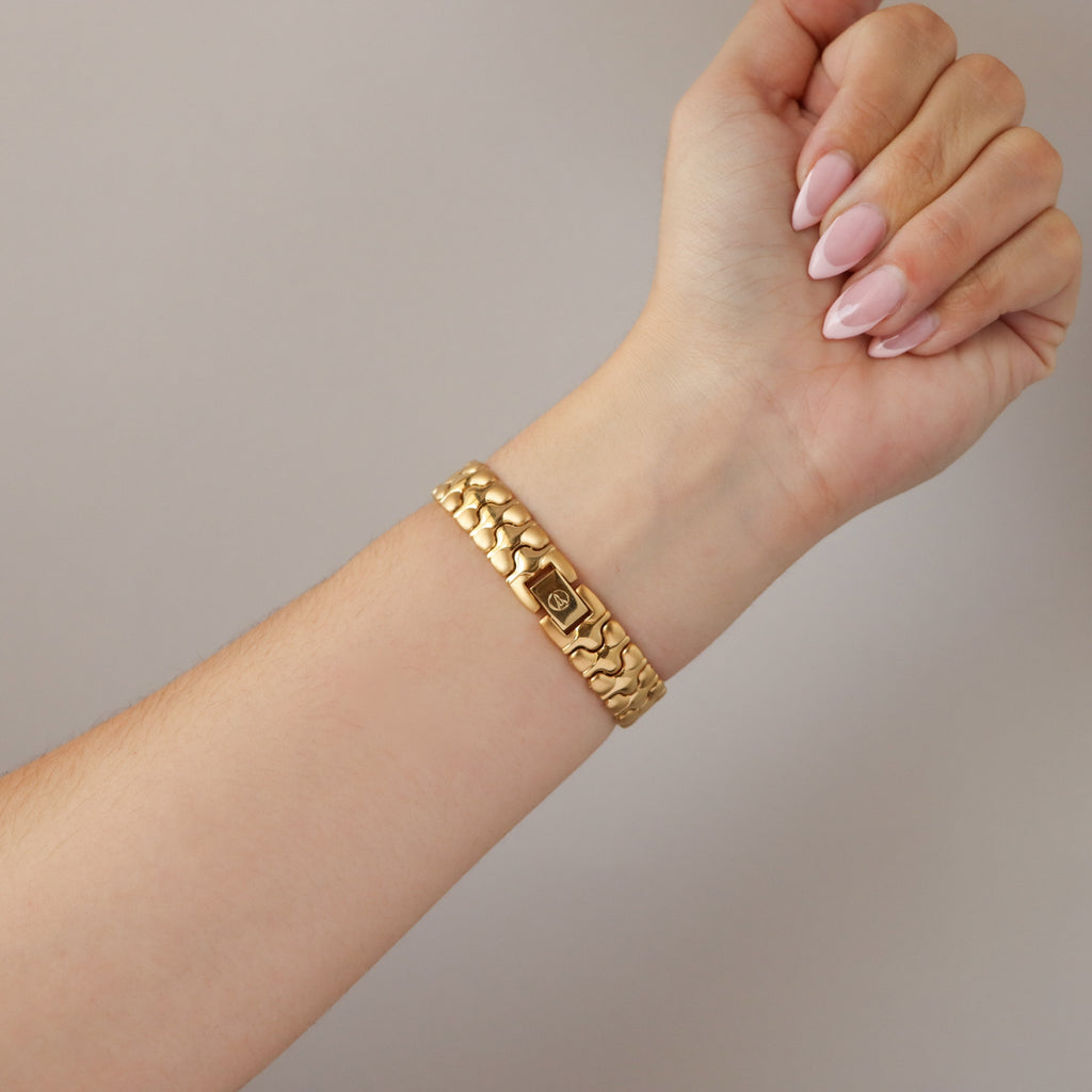 Vintage La Tour Eiffel Round Pearl Gold Watch