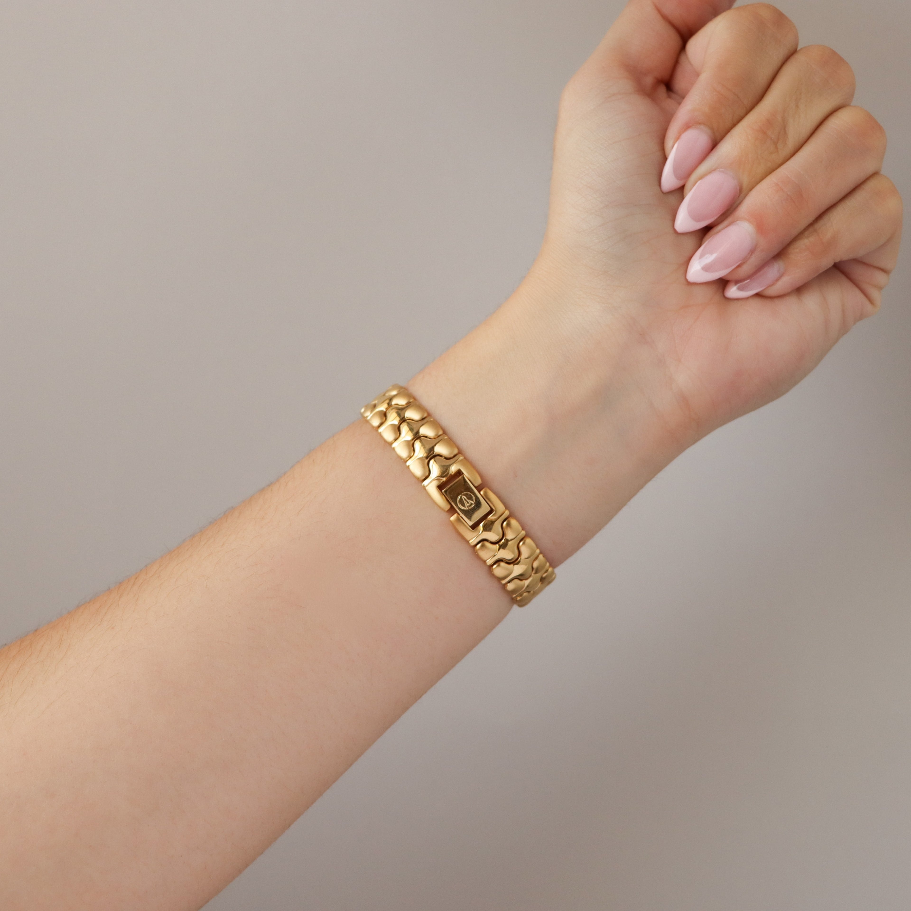 Vintage La Tour Eiffel Round Pearl Gold Watch