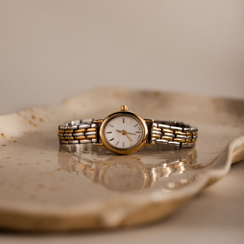 Montre ovale fine en or 18 carats
