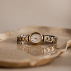 Montre ovale fine en or 18 carats