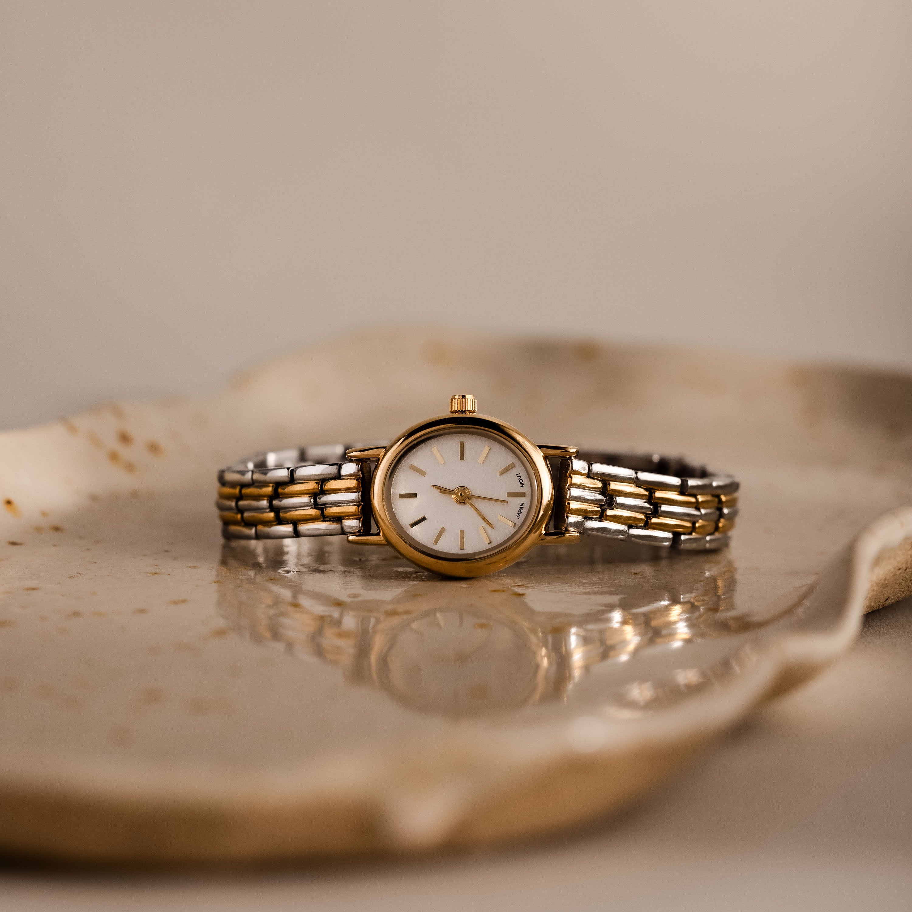 Montre ovale fine en or 18 carats