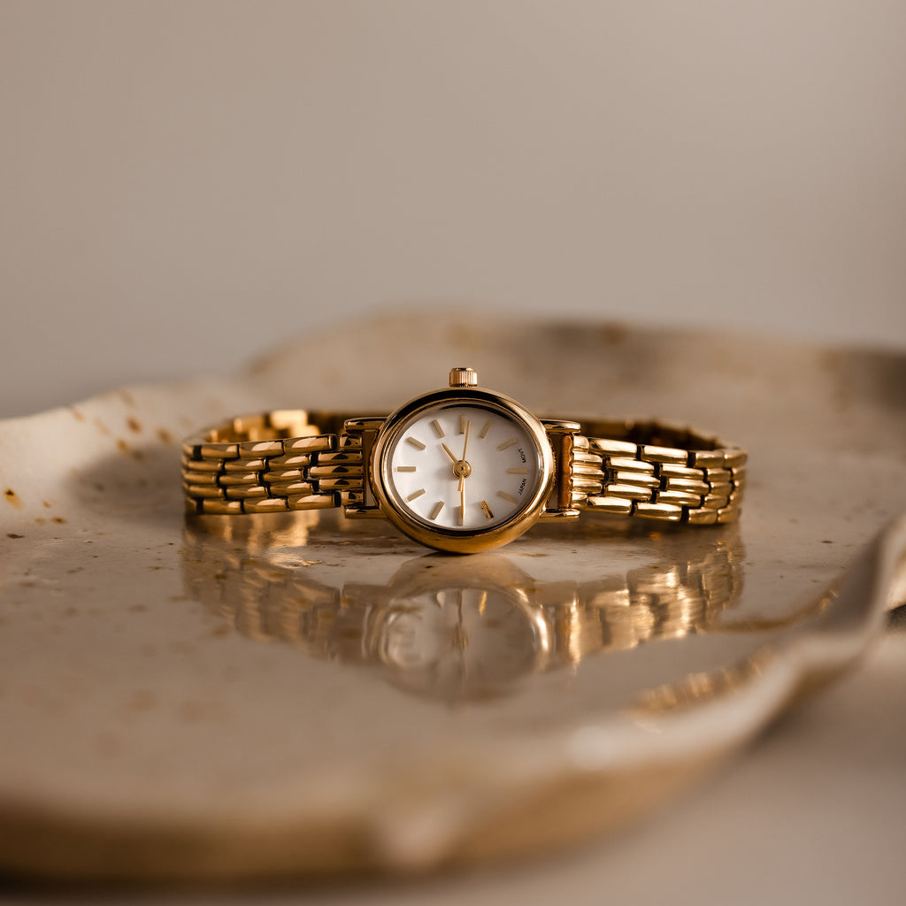 Montre ovale fine en or 18 carats