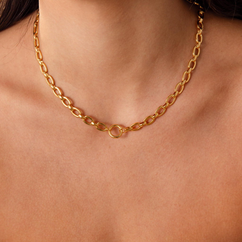 Oval Link Charm Necklace in 18K Gold