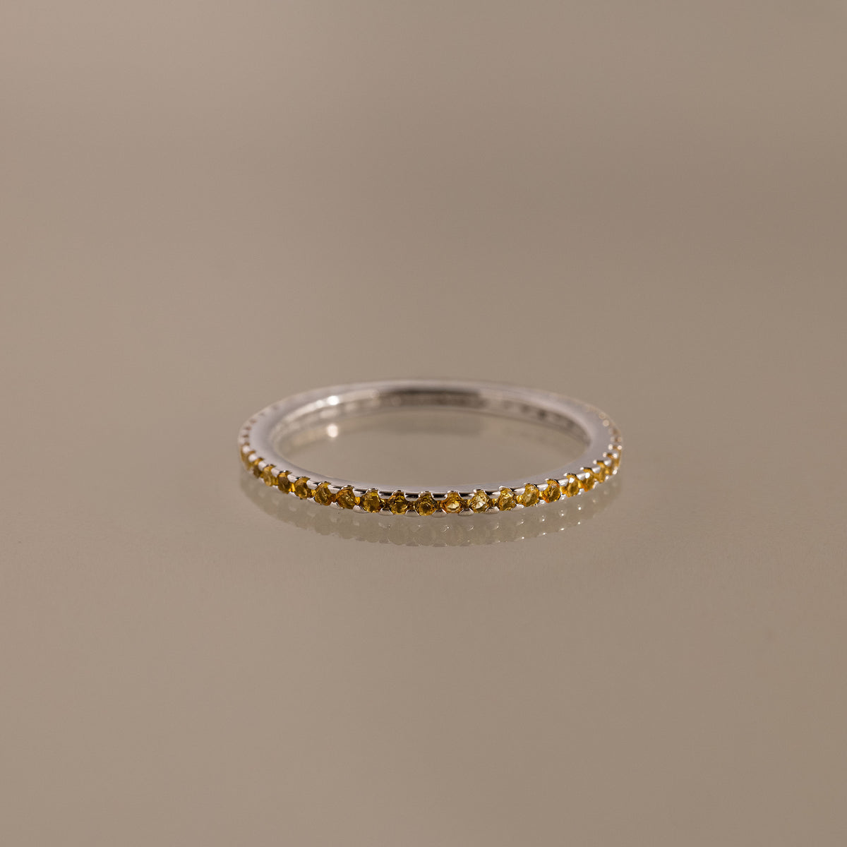 Anillo de eternidad con piedra natal 