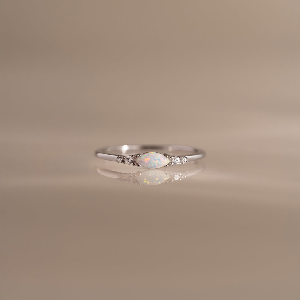 Anillo de diamantes con ópalo marquesa