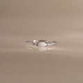 Anillo de diamantes con ópalo marquesa
