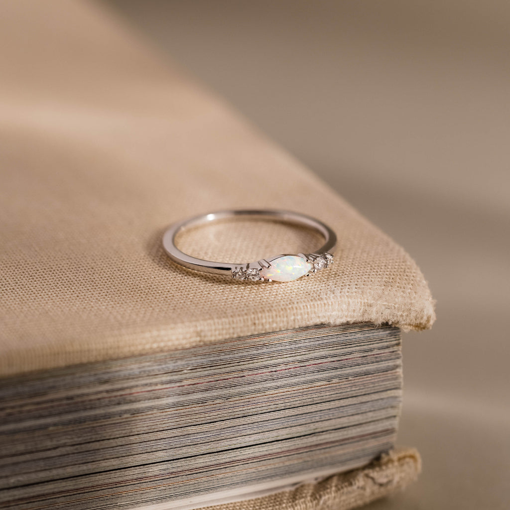 Anillo de diamantes con ópalo marquesa