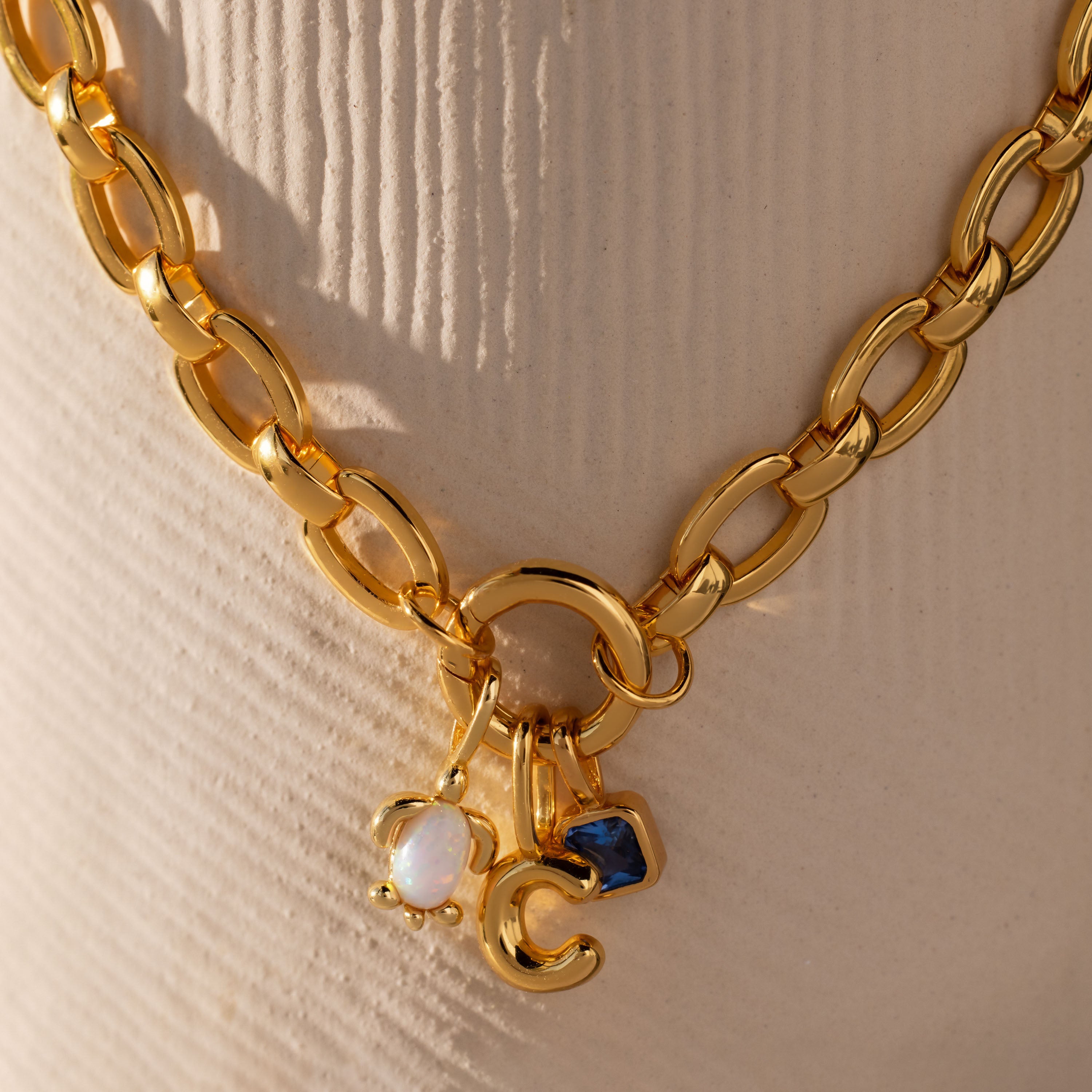 Oval Link Charm Necklace in 18K Gold