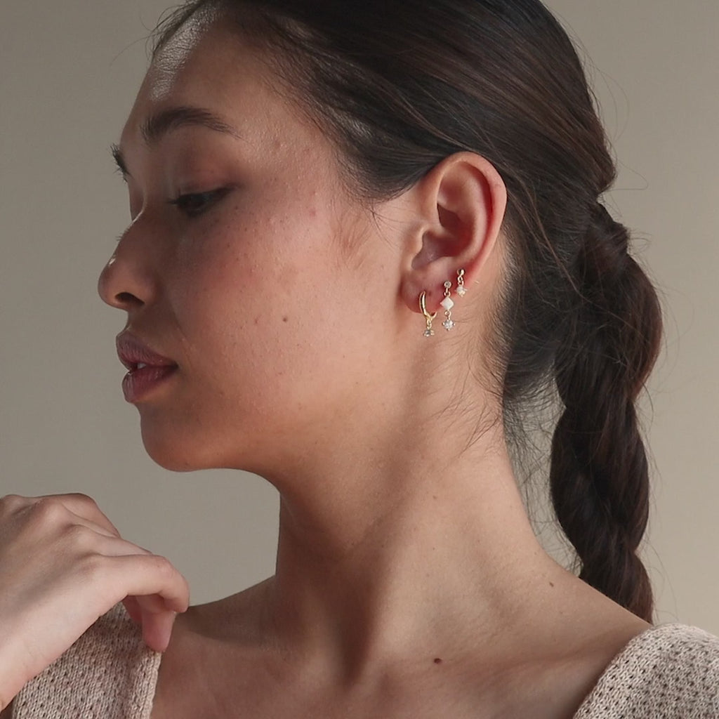 Boucles d'oreilles pendantes délicates en opale