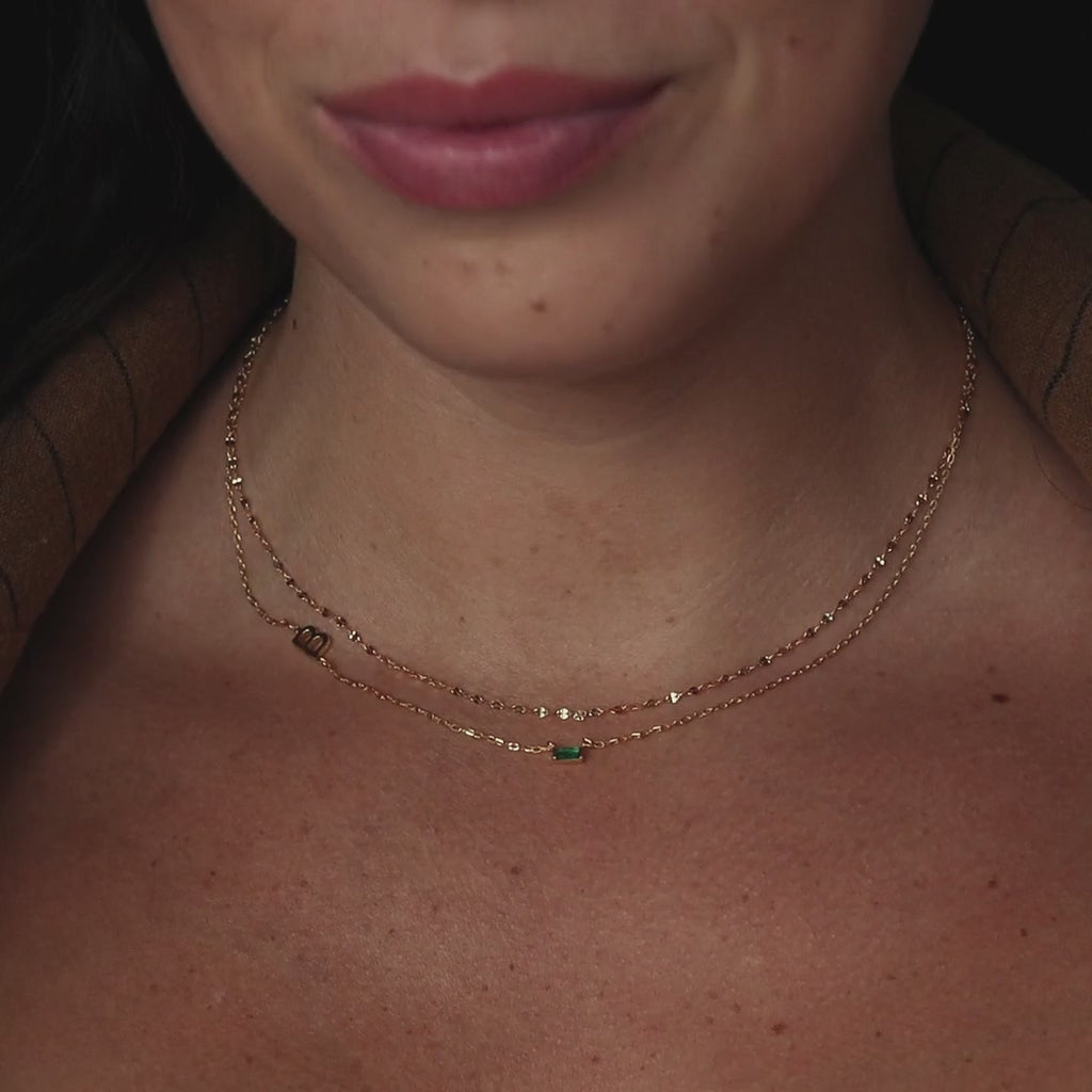 Collier avec pierre de naissance initiale baguette