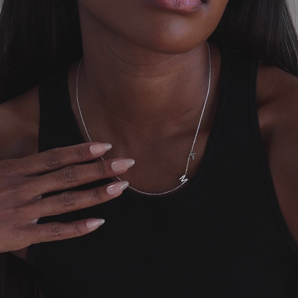 Collar con inicial lateral 
