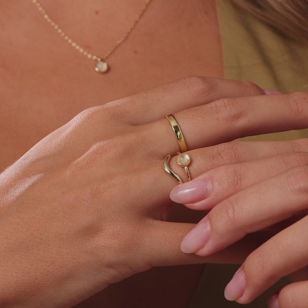 Dainty Round Moonstone Ring in 18K Gold