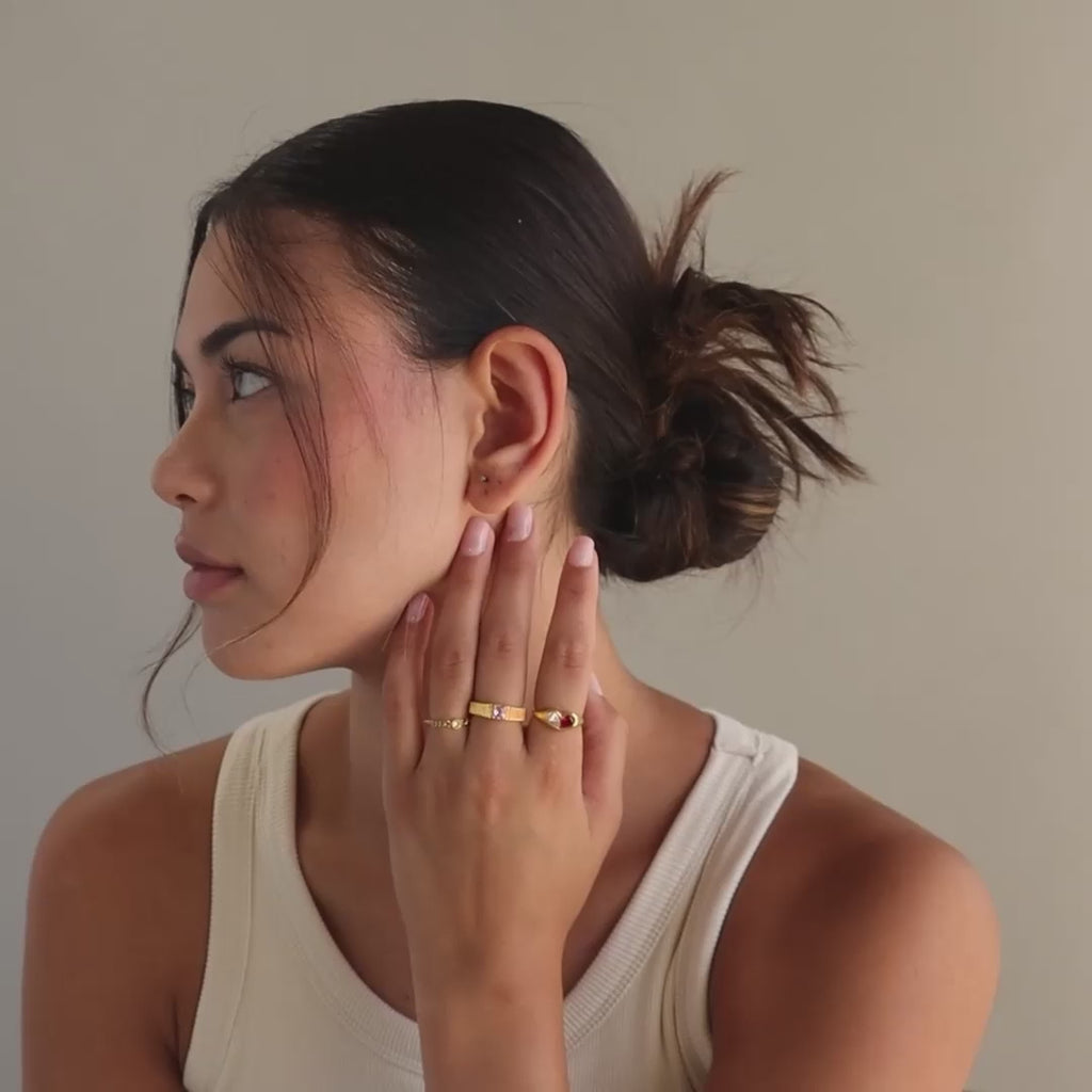 Bague chevalière en forme de cœur avec deux pierres de naissance