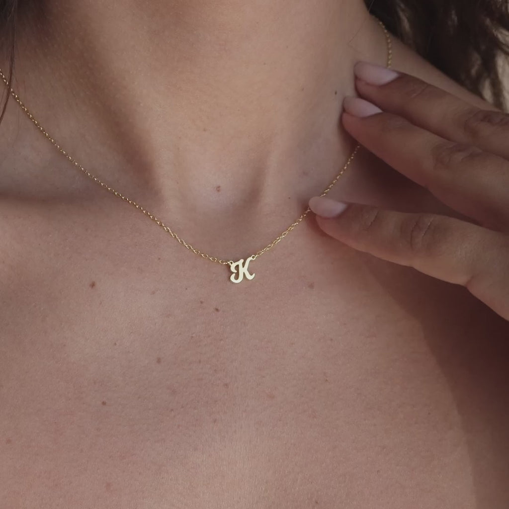 Collar con inicial delicada y suave