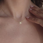 Collar con inicial delicada y suave