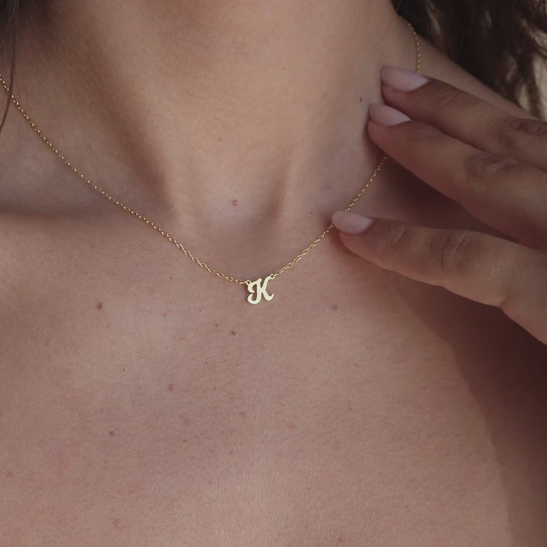Collar con inicial delicada y suave