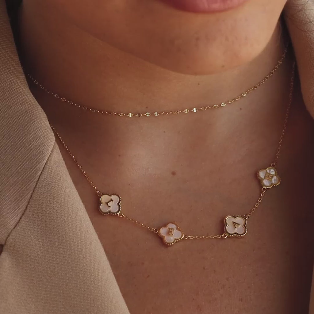 Collier avec lettres en trèfle de perles