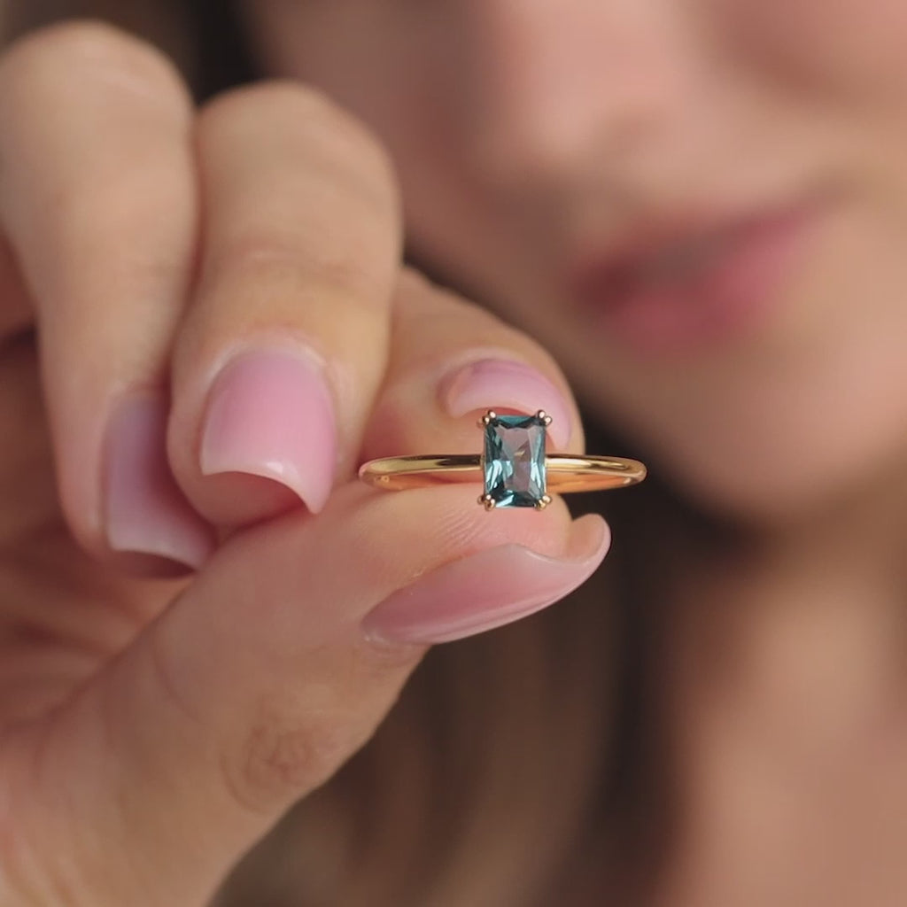 Anillo de esmeralda con topacio azul