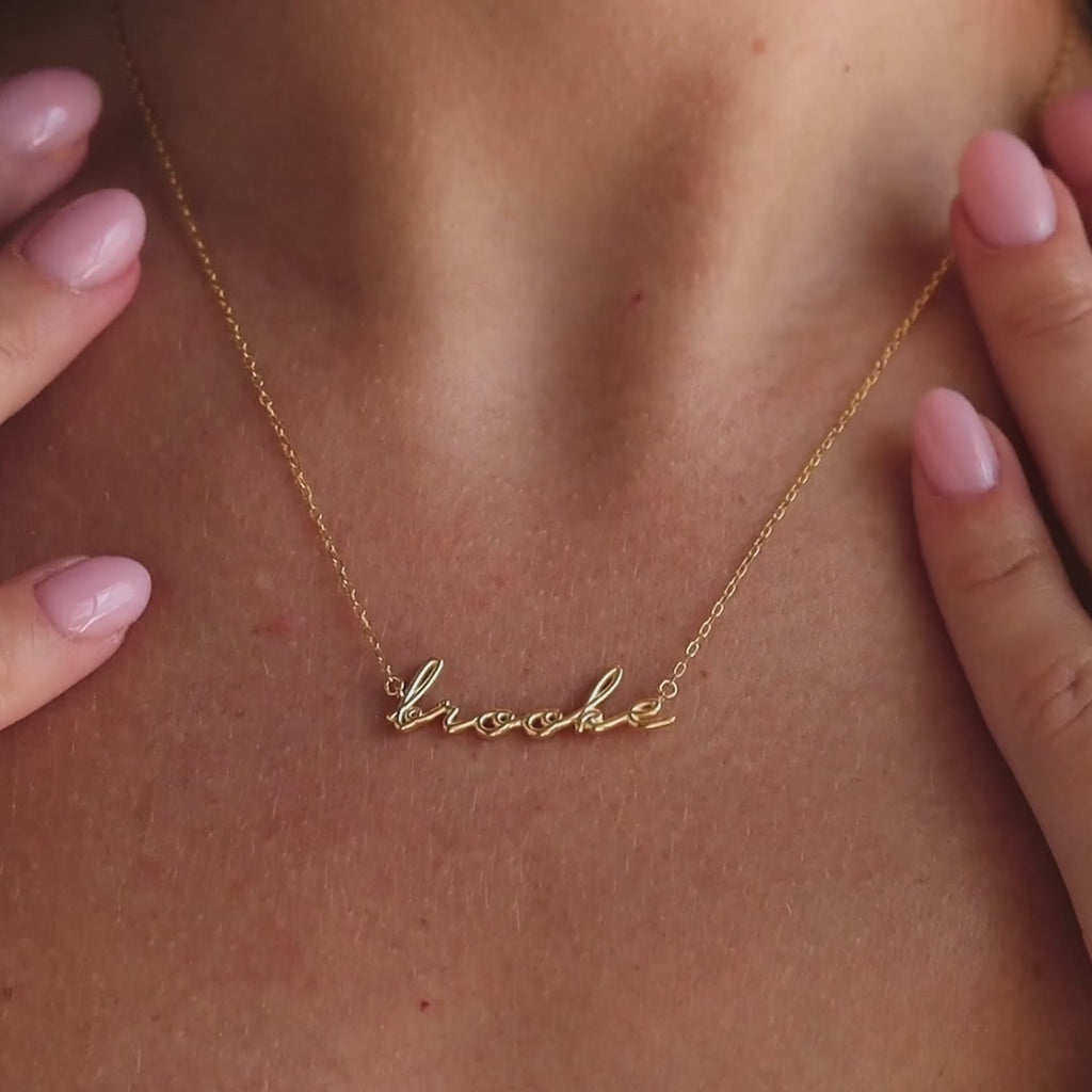 Collar con nombre de burbuja delicada