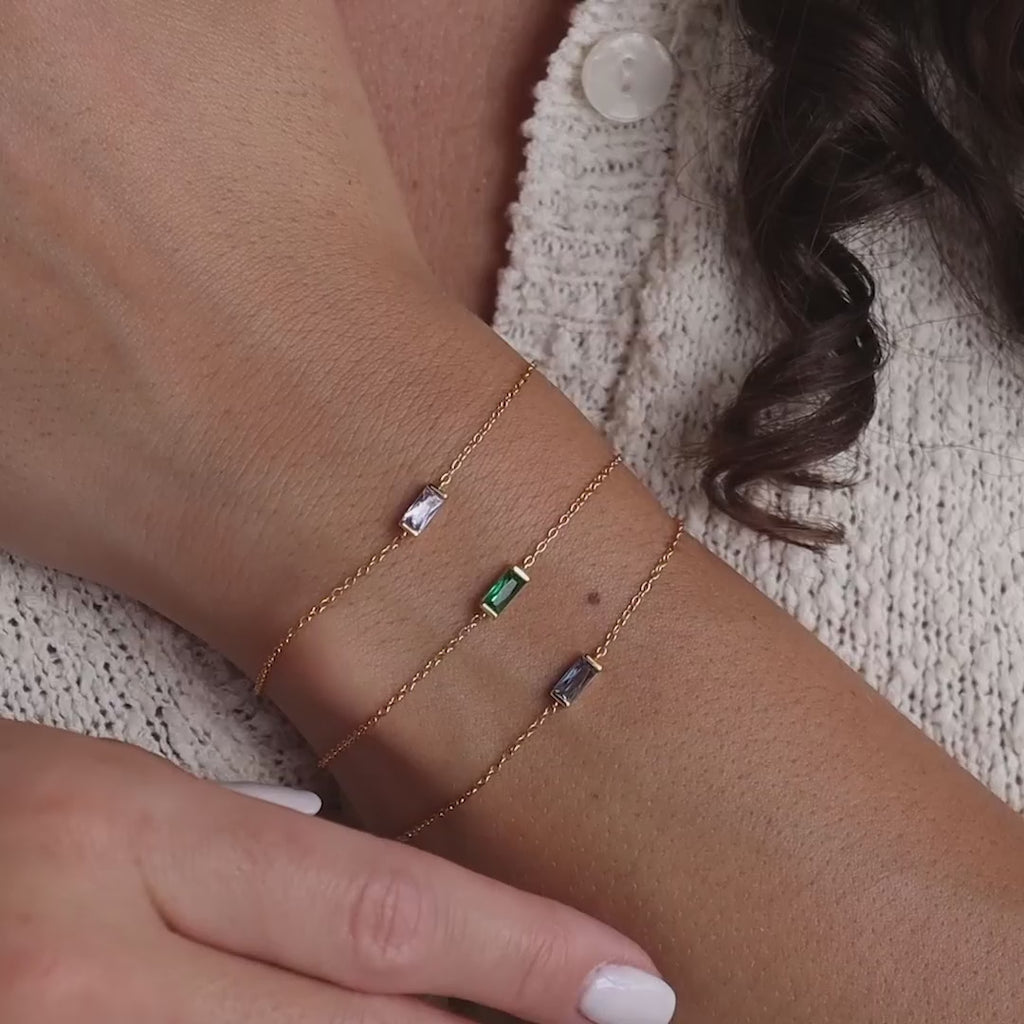 Bracelet délicat avec pierre de naissance baguette