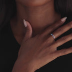 Anillo con piedras natales de talla baguette en racimo 