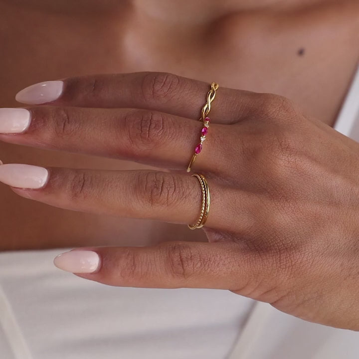 Bague avec pierre de naissance et lunette marquise