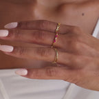 Bague avec pierre de naissance et lunette marquise
