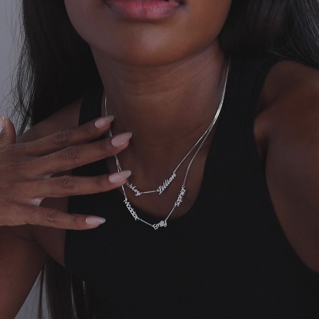 Collier avec plusieurs prénoms Carrie dans une chaîne en forme de boîte