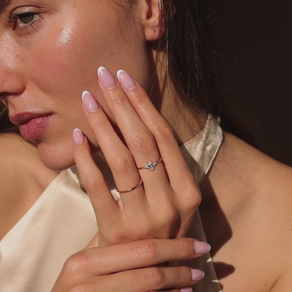 Bague avec pierre de naissance pavée marquise