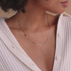 Collar con inicial lateral en cadena tipo caja