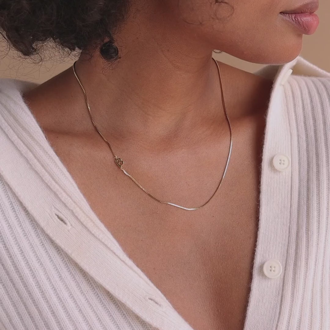 Collier initial latéral en chaîne de boîte