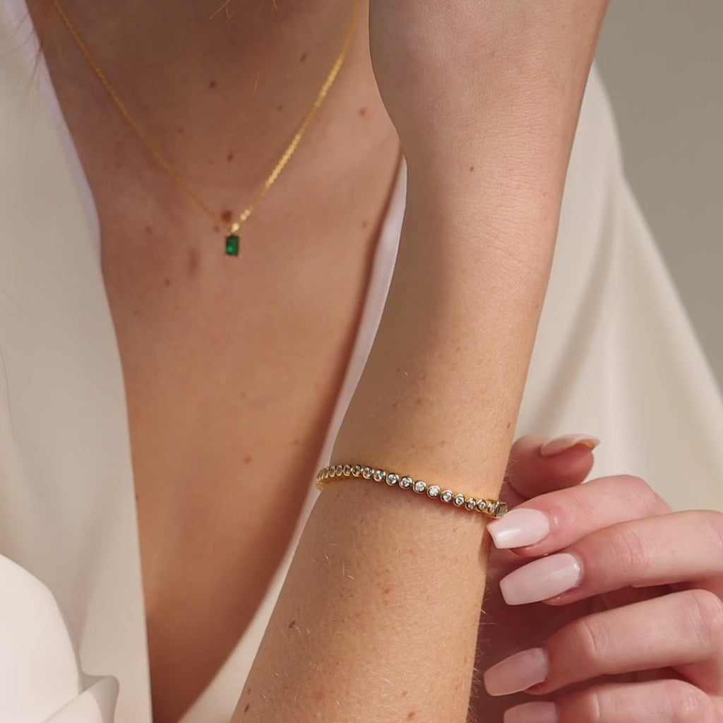 Pulsera de tenis con esmeralda y baguette