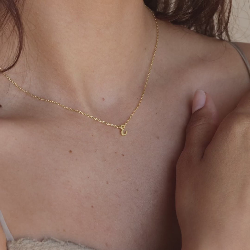 Collier initial délicat et élégant