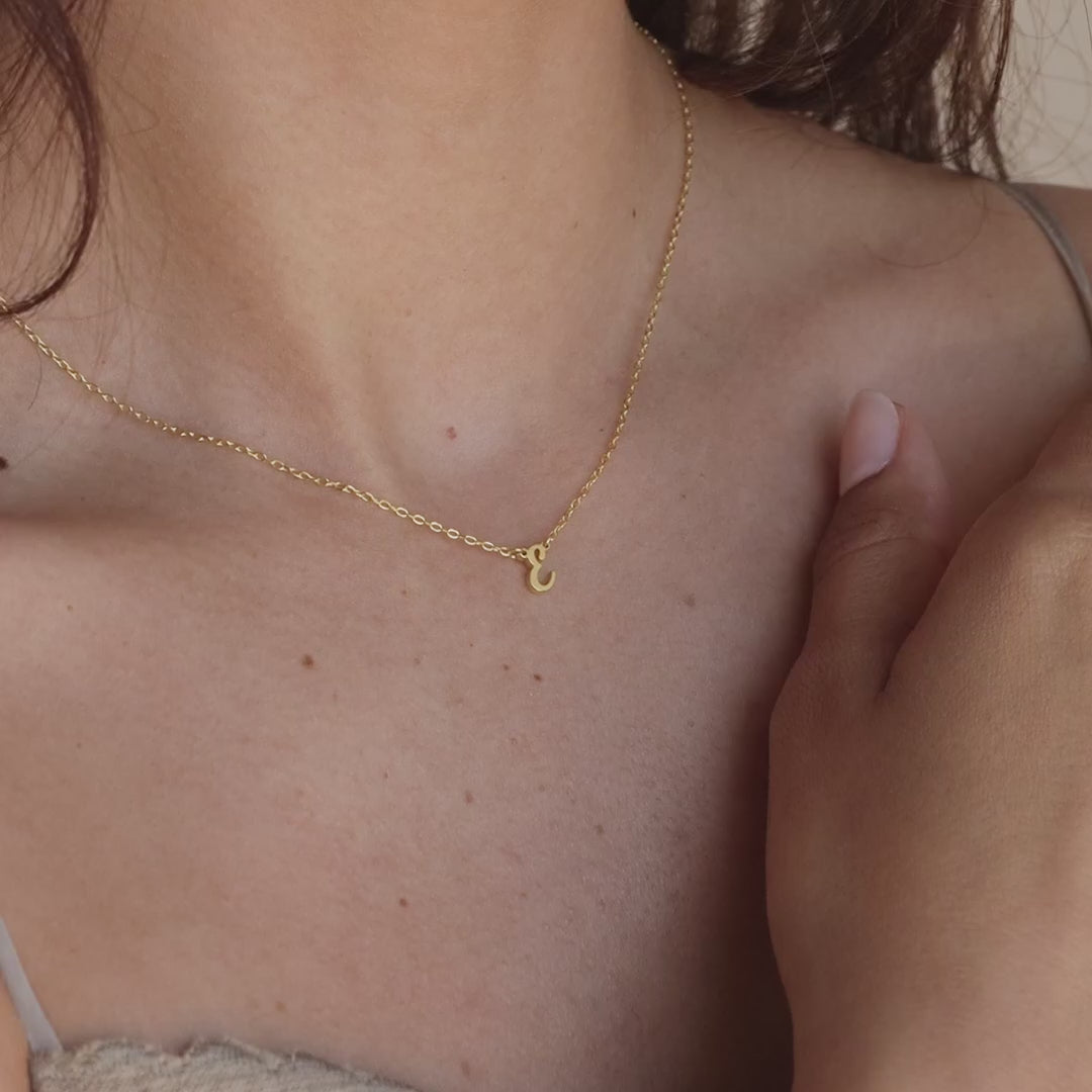 Collier initial délicat et élégant