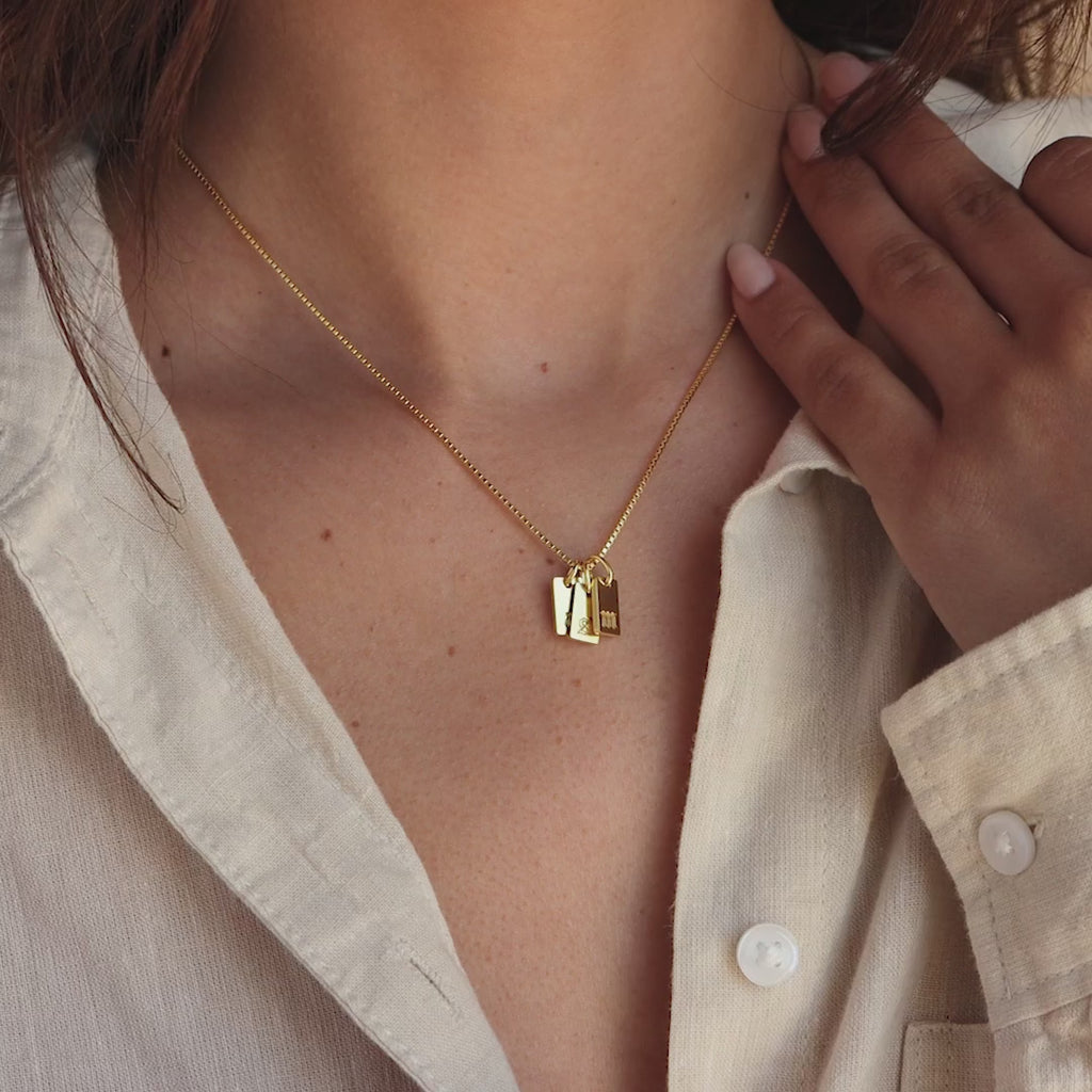 Collier mini-étiquette en vieux anglais