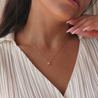 Collar con colgante de ópalo rosa