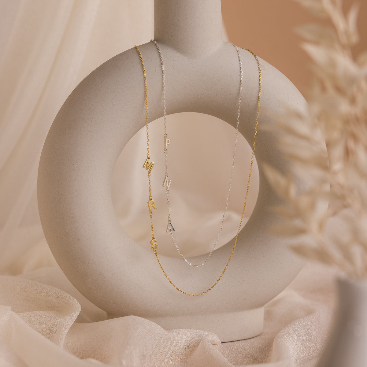 Collar con inicial lateral 