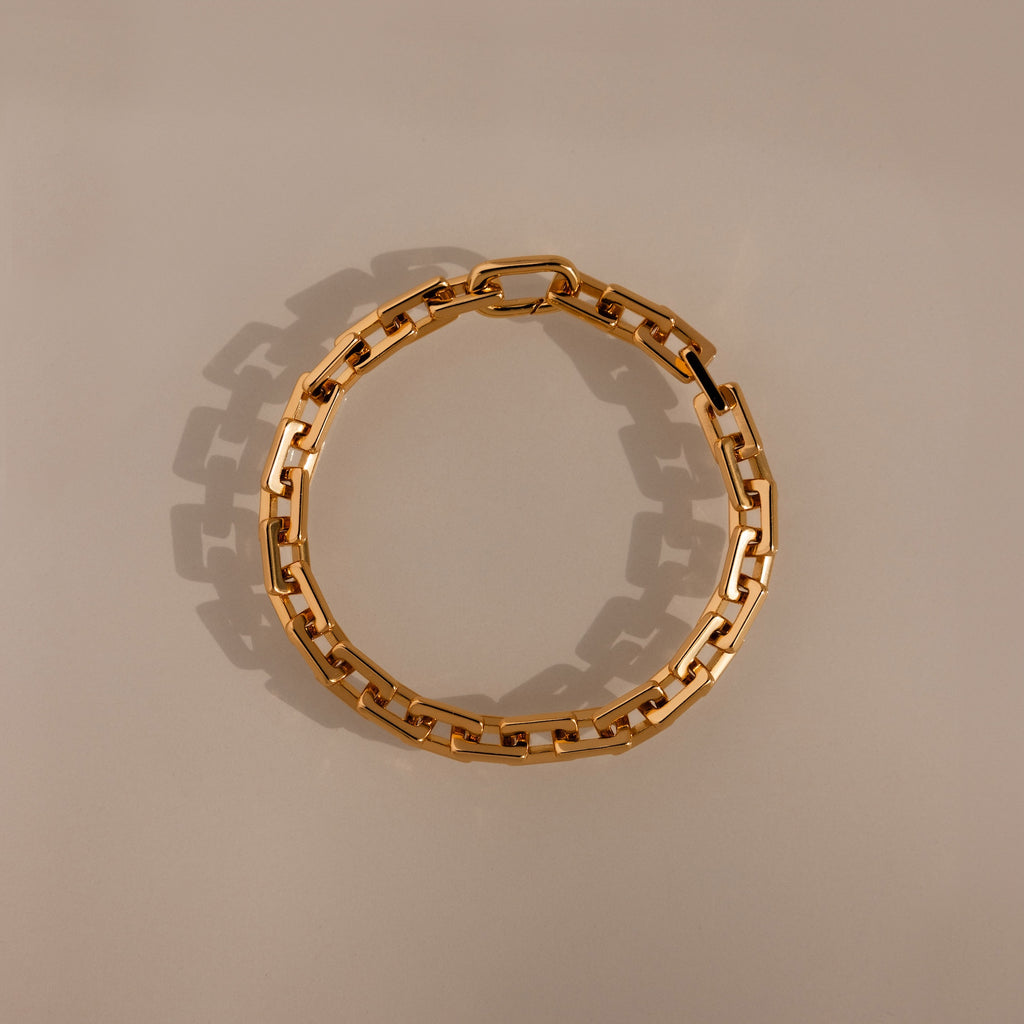 The Eternal Link Bracelet in 18K Gold showcases geometric rectangular links arranged in a circle, making it a modern essential for any jewelry collection.