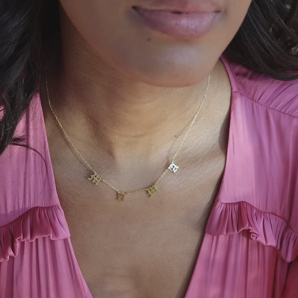 Collar con nombre en letra inglesa antigua