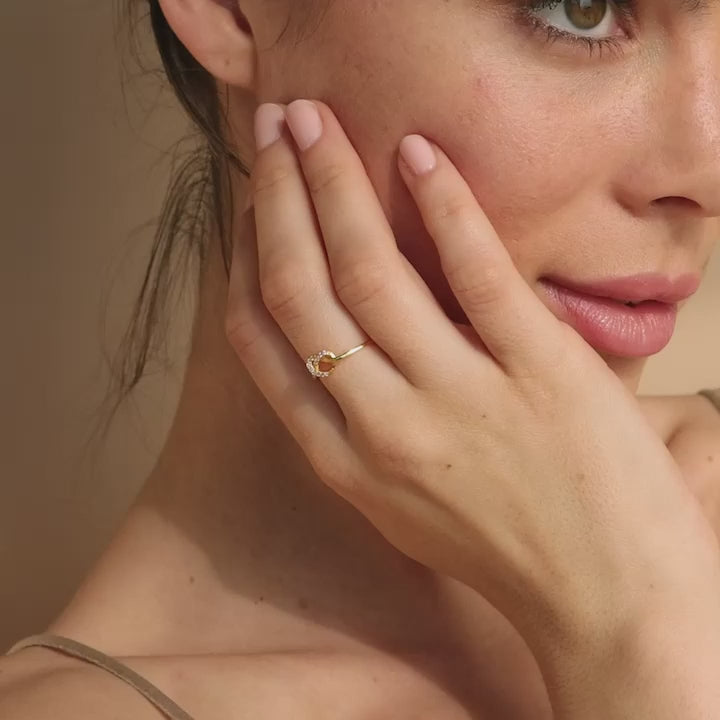 Anillo con nudo de corazón pavé